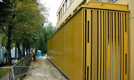 Screen facade at a primary school