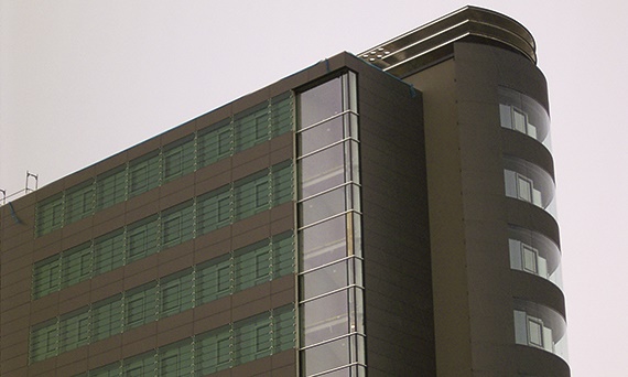 Adjustable slats on a facade